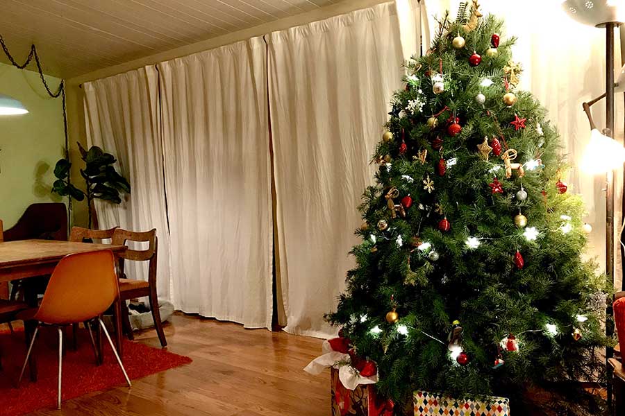 生のモミの木の香りが家いっぱいに広がり、一気にクリスマスムード【写真：小田島勢子】