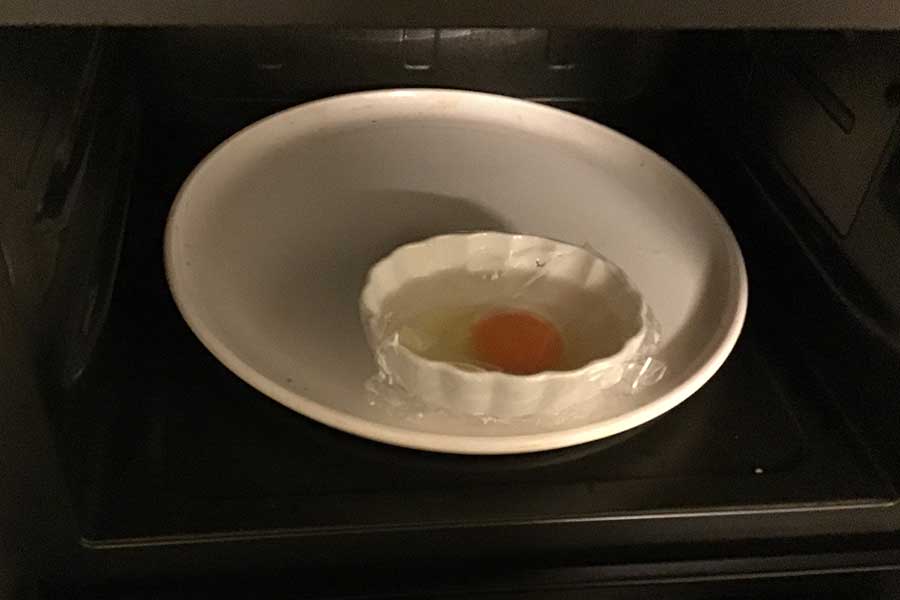 目玉焼きは平たい耐熱皿で。火傷に要注意【写真：Hint-Pot編集部】