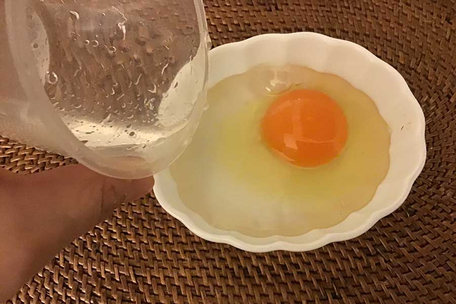 耐熱皿に卵を割り入れて水を加える【写真：Hint-Pot編集部】