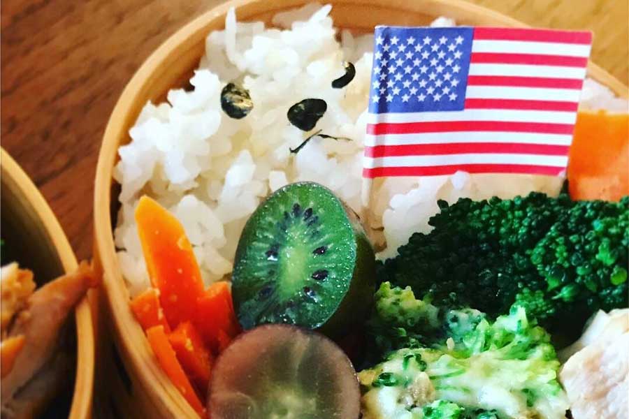 独立記念日弁当。ごはんに子供が食べやすい野菜やフルーツを詰める【写真：小田島勢子】