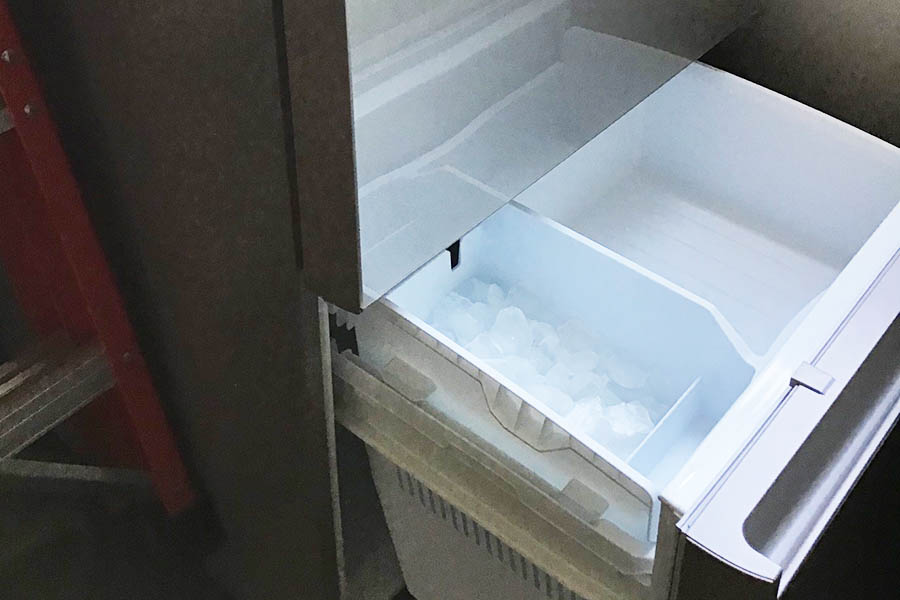 冷蔵庫の自動製氷機の製氷皿から氷が剥がれ貯氷ケースへ【写真：Hint-Pot編集部】