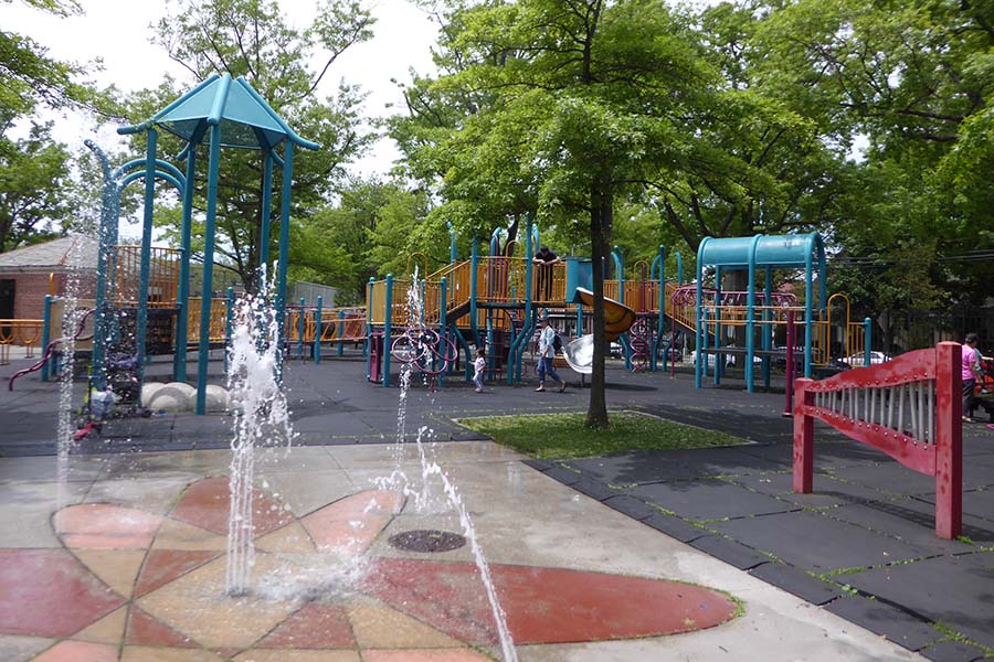 夏は暑いNYではボタンを押すと一定時間、水が出てくる公園も。子たちは水着に着替えて水遊びできる【写真提供：Kana　Sugamori】