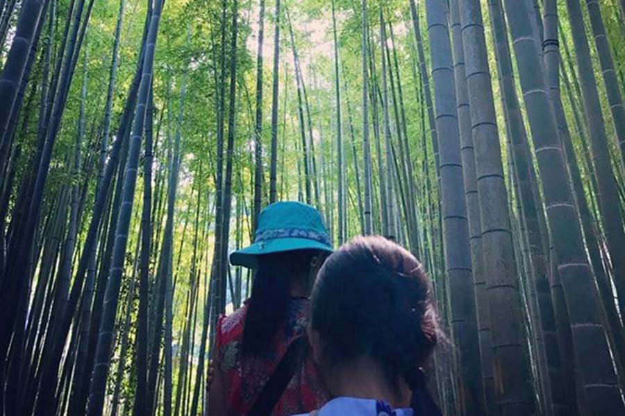 鎌倉へお出かけした際の1枚。竹林の中で撮影【写真：小田島勢子】
