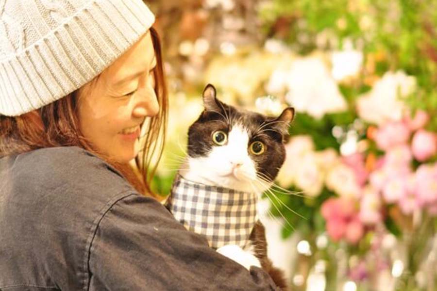 オーナーの「愛」さんに抱かれるキャスパー【写真：猫ねこ部】