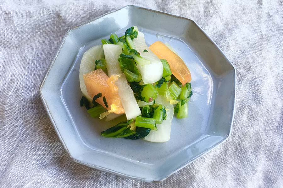白菜と大根と甘柿の浅漬け【写真：こばやしなつみ】