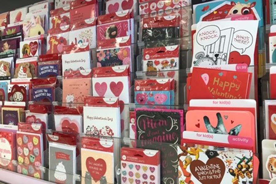 棚一面に並ぶバレンタインカード。心躍るデザインが盛りだくさん【写真：小田島勢子】