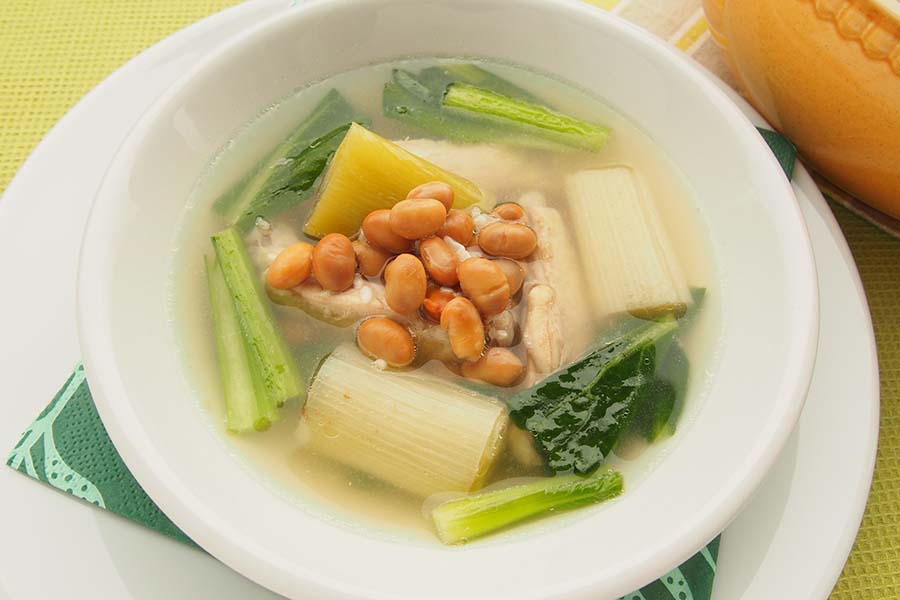 炒り大豆と鶏の滋養スープ【写真：市川千佐子】