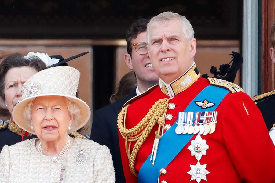 エリザベス女王とアンドリュー王子【写真：Getty Images】