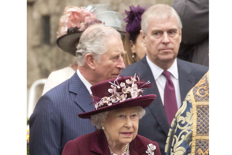 エリザベス女王とチャールズ皇太子、アンドリュー王子【写真：Getty Images】