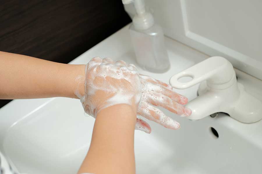 入院中の家族の洗濯物を扱う際には都度手洗いを（写真はイメージ）【写真：写真AC】