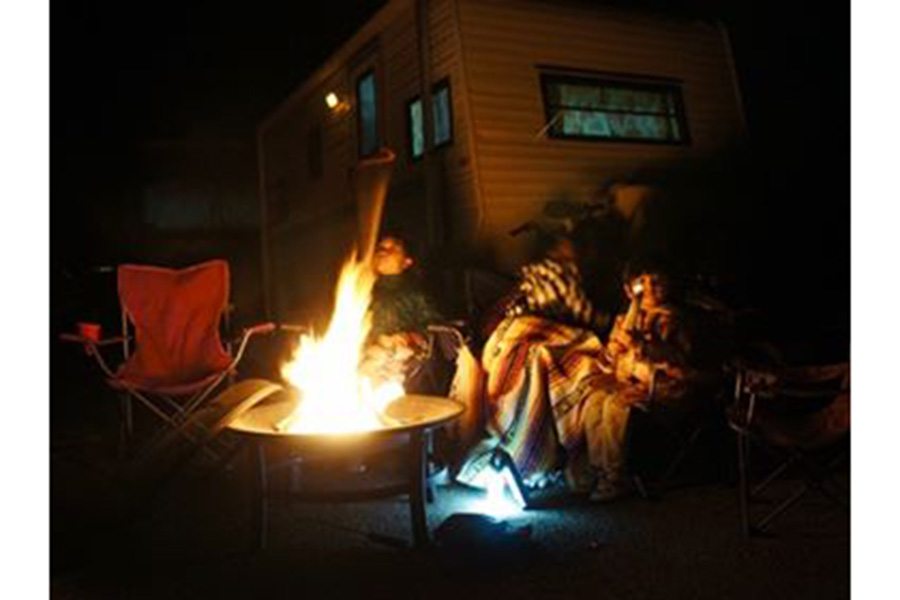 家族で囲むキャンプファイヤー。焼きマシュマロに舌鼓【写真提供：小田島勢子】