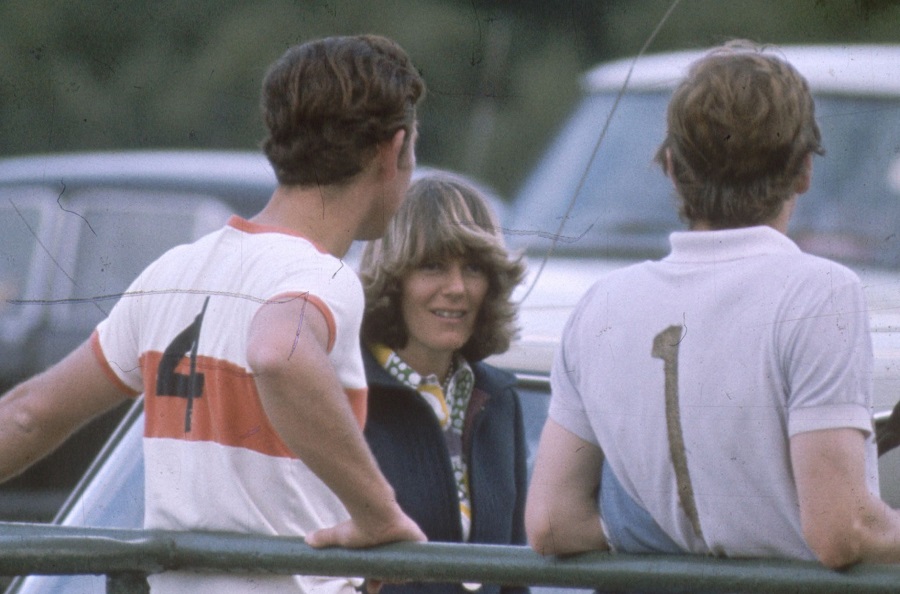 1970年、出会ってすぐの頃。ポロの試合会場で談笑するカミラ夫人とチャールズ皇太子。2人はすぐに交際を始めたと言われている【写真：Getty Images】