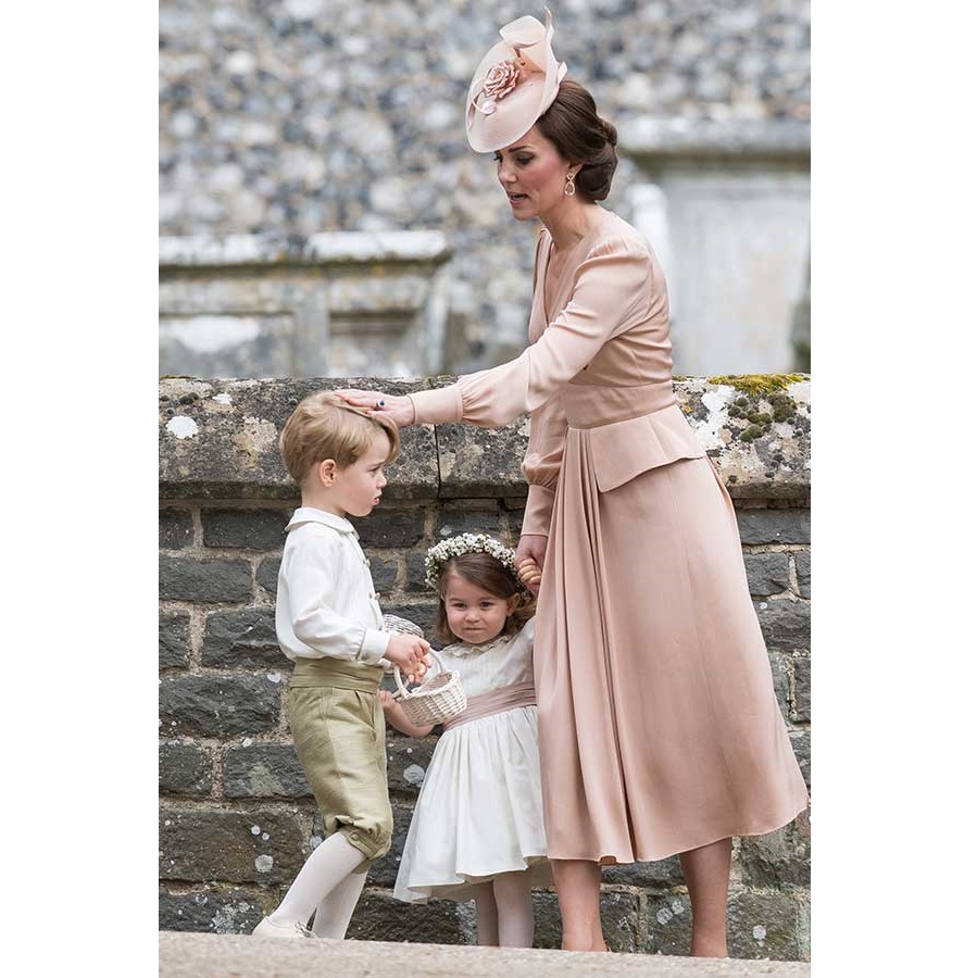 実妹ピッパさんの結婚式でジョージ王子の頭に手を当て、なだめている様子【写真：Getty Images】