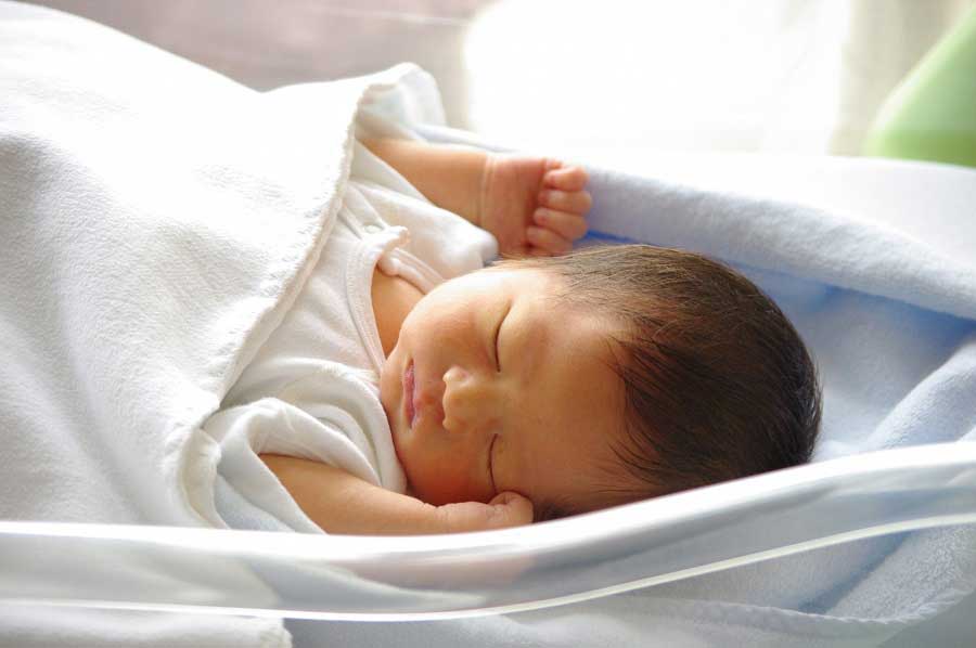 妊婦や赤ちゃんにまで影響が及ぶ新型コロナウイルス（写真はイメージ）【写真：写真AC】