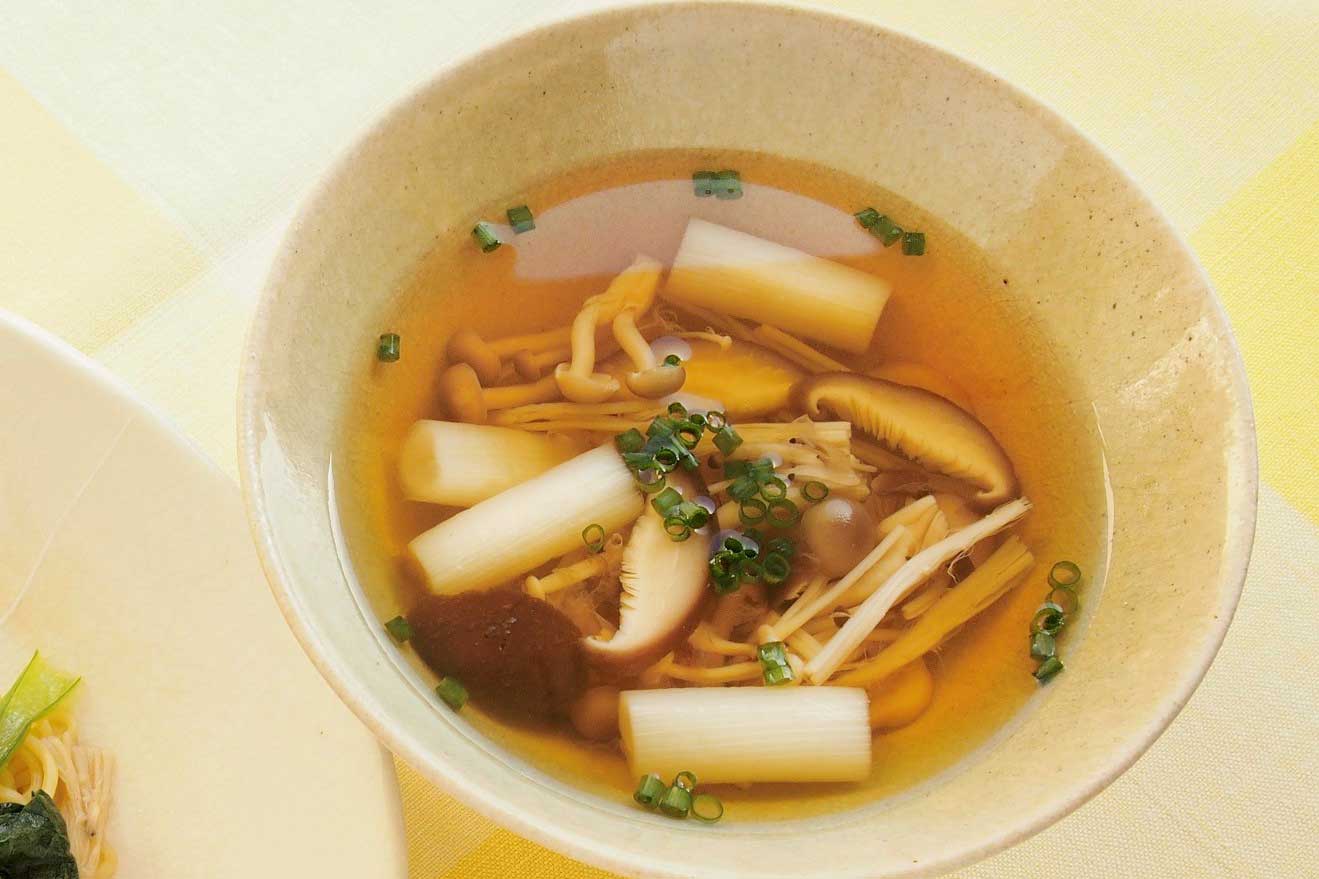 キノコと香味野菜のスープ【写真：市川千佐子】
