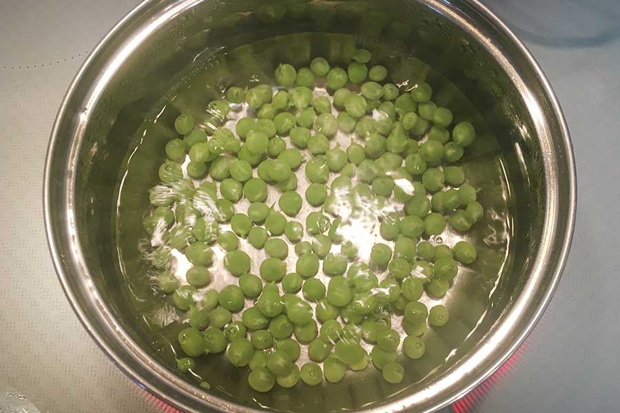 沸騰したお湯に投入後、1～2分すると豆が浮いてくる【写真：こばやしなつみ】