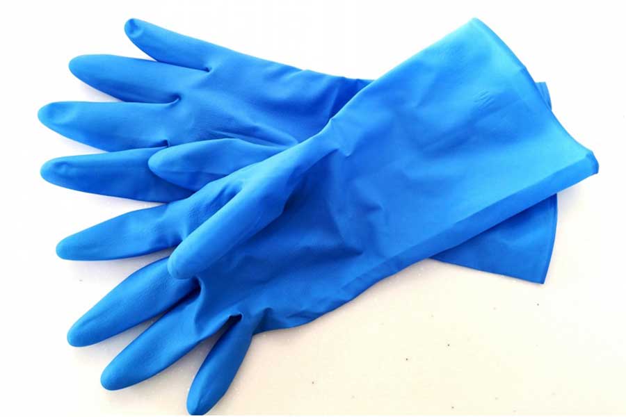 塩素系漂白剤を使う場合はゴム手袋を着用（写真はイメージ）【写真：写真AC】
