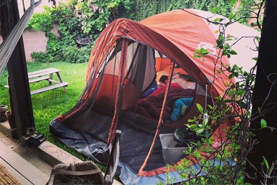 キャンプ場が閉まっていた時期の週末は家の裏庭でキャンプも【写真：小田島勢子】