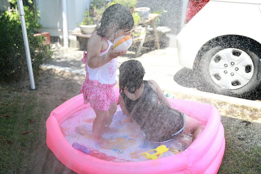 今年のお盆＆夏休みは子どもたちは家でのプール遊びなどが増えそう（写真はイメージ）【写真：写真AC】