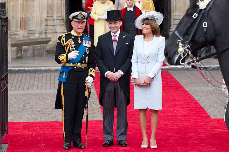 チャールズ皇太子と並んで談笑するマイケル・ミドルトンさんとキャロル・ミドルトンさん【写真：Getty Images】