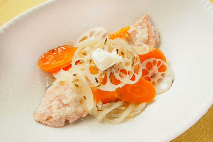 秋鮭と根菜の蒸し煮　クミンバター風味【写真：市川千佐子】