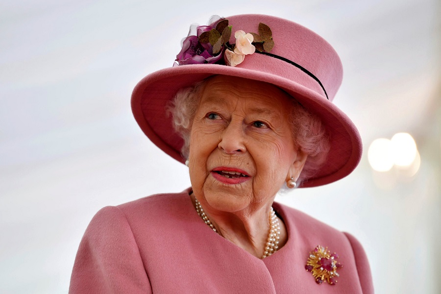 現在の英国女王・エリザベス2世を描く作品も【写真：AP】