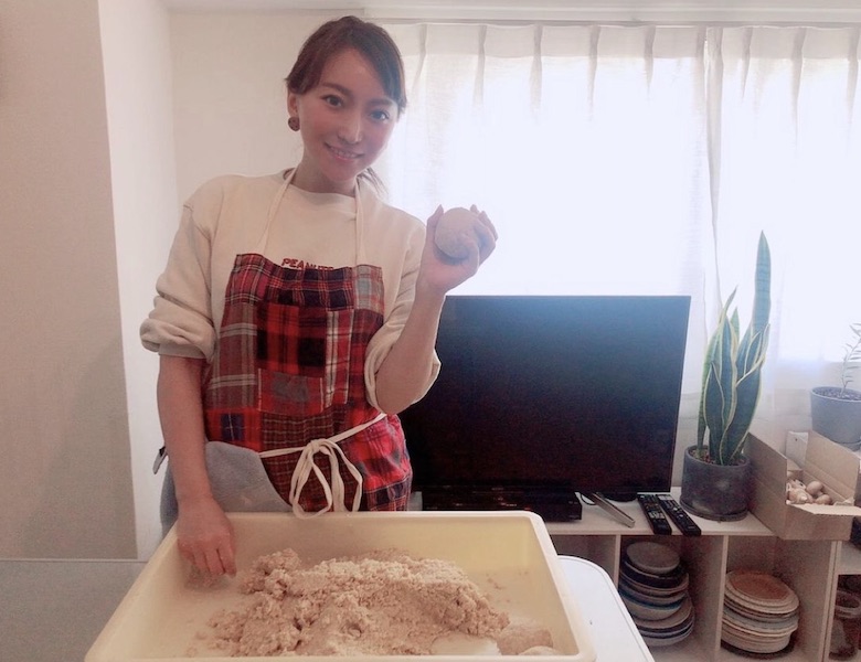 おいしく健康に。毎年、お味噌も手作りする綾菜さん【写真：加藤綾菜】