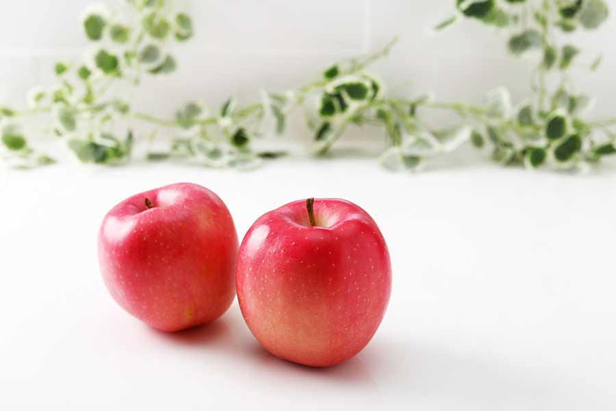 玄関周りには生の真っ赤なリンゴを飾ると仕事運がアップ（写真はイメージ）【写真：写真AC】