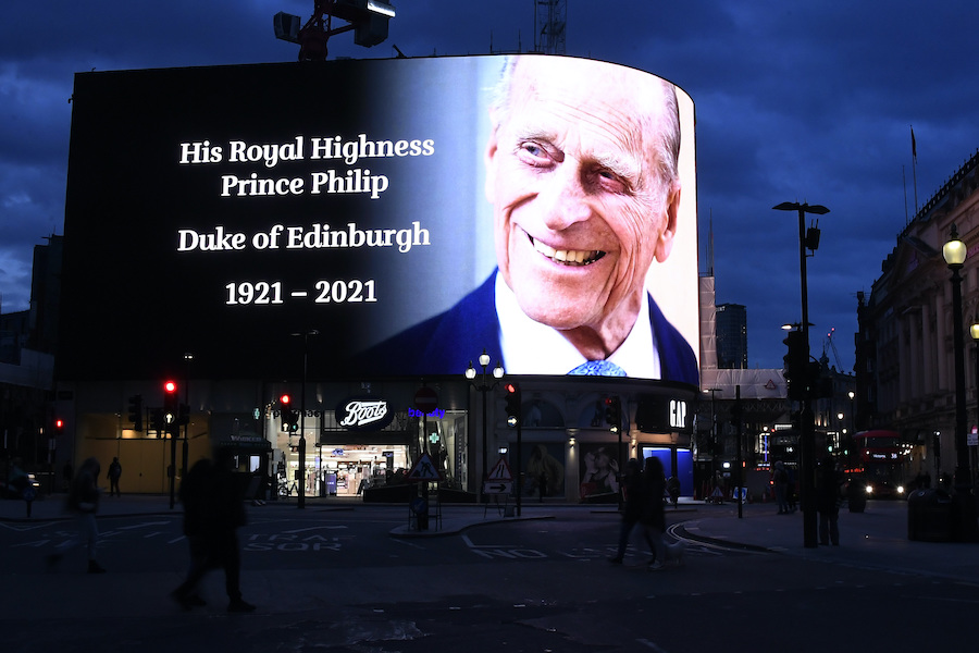 フィリップ殿下を追悼する英ロンドン市内のスクリーン【写真：AP】