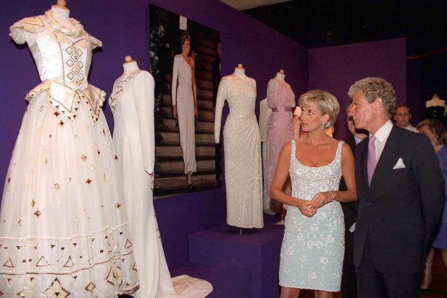 1997年6月、オークション会場で出品ドレスを見つめるダイアナ元妃【写真：Getty Images】