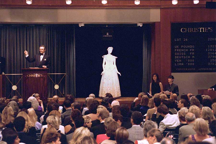 1997年6月、「クリスティーズ」が開催したダイアナ元妃のドレスオークション【写真：Getty Images】