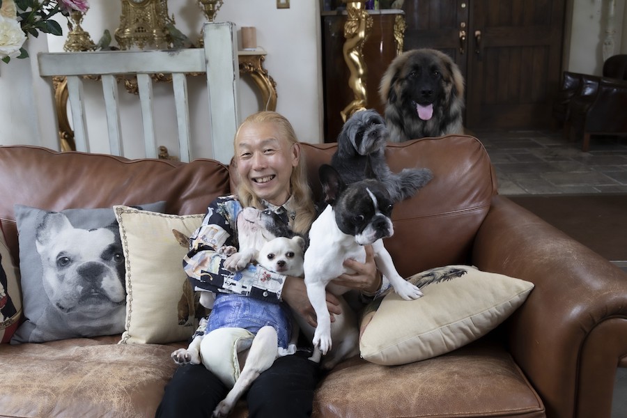 私の家族 假屋崎省吾 年連れ添った元保護猫が昨年死去 5匹の愛犬のため鎌倉移住を決意 Hint Pot 4