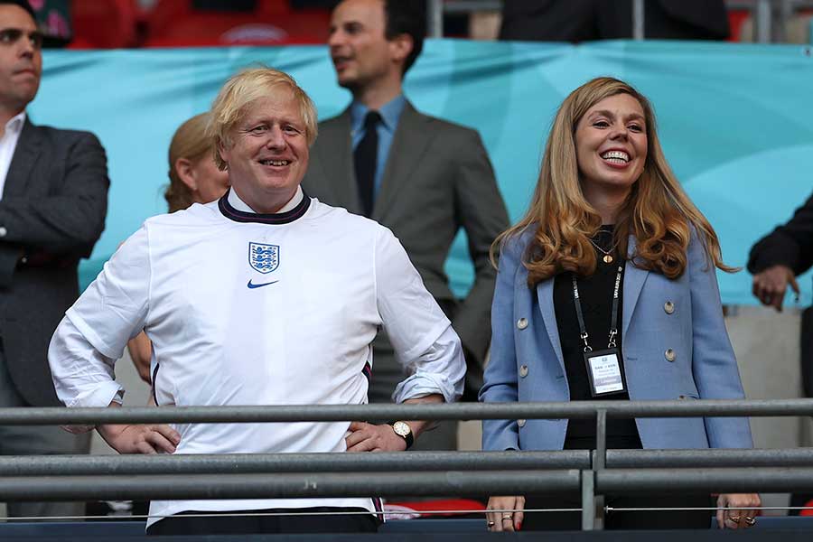 ボリス・ジョンソン首相と「UEFAユーロ2020」準決勝会場に登場したキャリー夫人【写真：Getty Images】