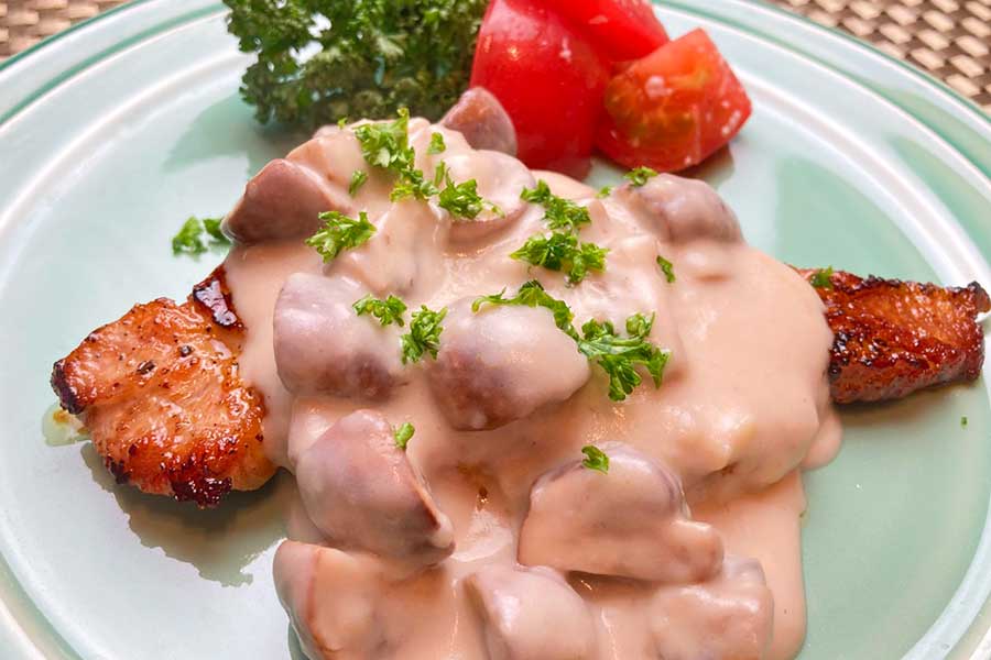 基本の豚ロースステーキにマッシュルームがたっぷり入ったクリーミーなソースをとろ～り【写真：和栗恵】