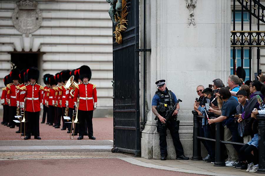 宮殿前には大勢の見物客が【写真：Getty Images】