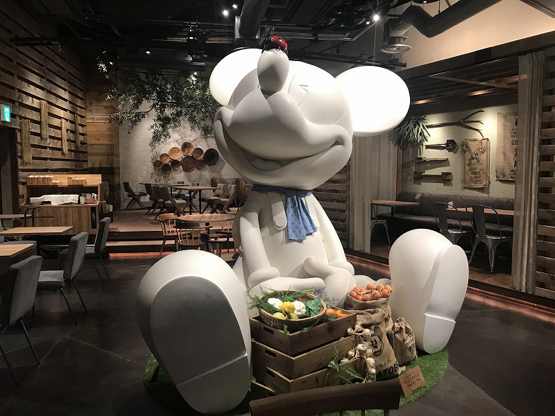 巨大なミッキーマウスが店内でゲストをお出迎え【写真：Hint-Pot編集部/By CAFE COMPANY（c）Disney】