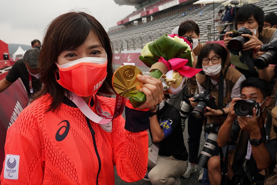 8月31日、女子個人ロードタイムトライアルで金メダルを獲得した杉浦佳子選手【写真：Getty Images】