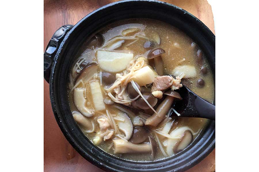 滋養たっぷりのキノコを胃腸に優しいスープ仕立てに【写真：村上華子】