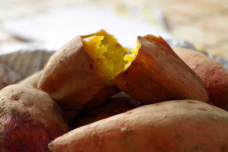 焼き芋は十三里と呼ばれていた（写真はイメージ）【写真：写真AC】
