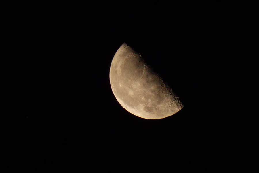 下弦の月（写真はイメージ）【写真：写真AC】