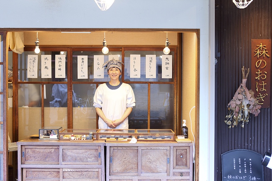 大阪・豊中の商店街にある「森のおはぎ」で店頭に立つ森百合子さん【写真：Ryousuke Yano】