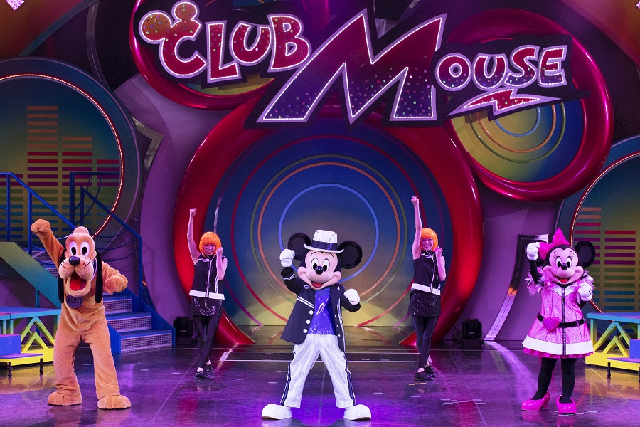 息ぴったりのダンスを披露するミッキーマウスたち【写真提供：(c)Disney】