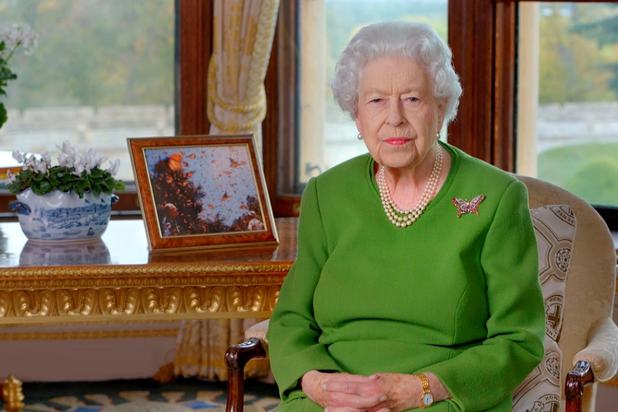 1日公開されたビデオメッセージに映るエリザベス女王【写真：AP】