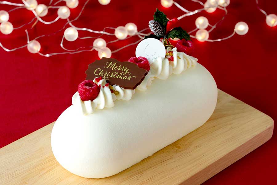 チョコと飾りでクリスマス仕様におめかしした「ノエル ショートケーキ」【写真提供：AND CAKE】