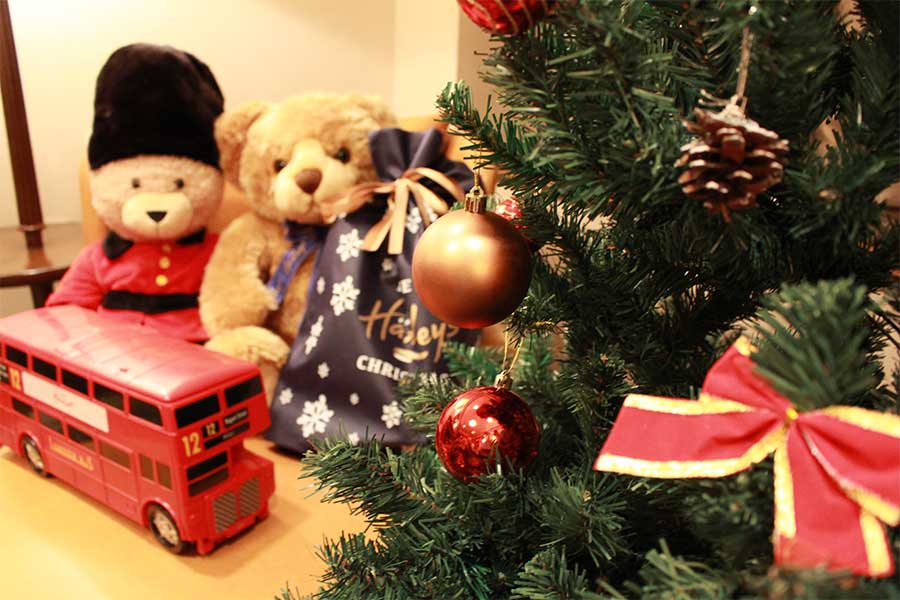 玩具でデコレーションされた英国風のクリスマス空間を堪能（c）Hamleys - 2021 - All rights reserved