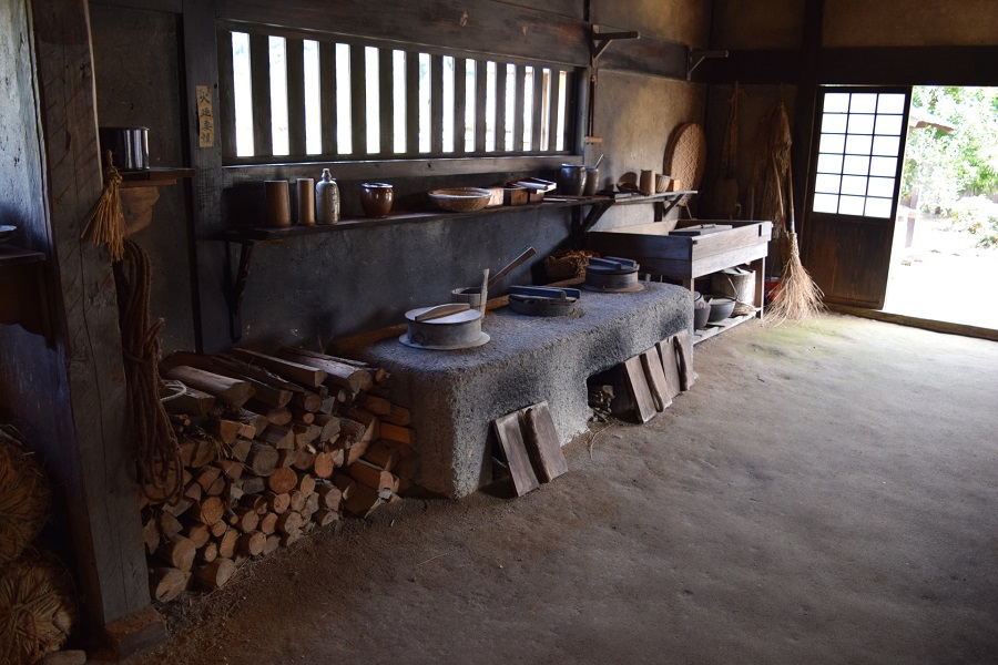 かまどがある昔の台所（写真はイメージ）【写真：写真AC】
