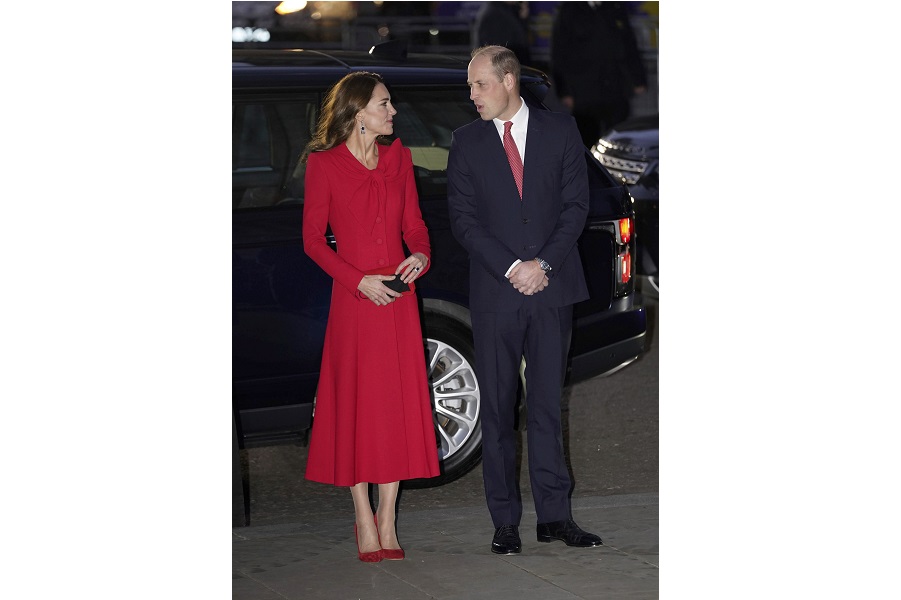 英ブランド「キャサリン・ウォーカー」のドレスで登場したキャサリン妃。ウイリアム王子は赤のネクタイでさりげないリンクコーデに【写真：AP】