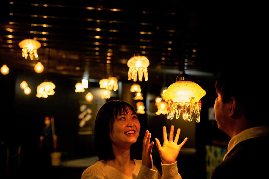 やわらかい明かりが広がる幻想的な空間を楽しむ人たち【写真提供：京都水族館】
