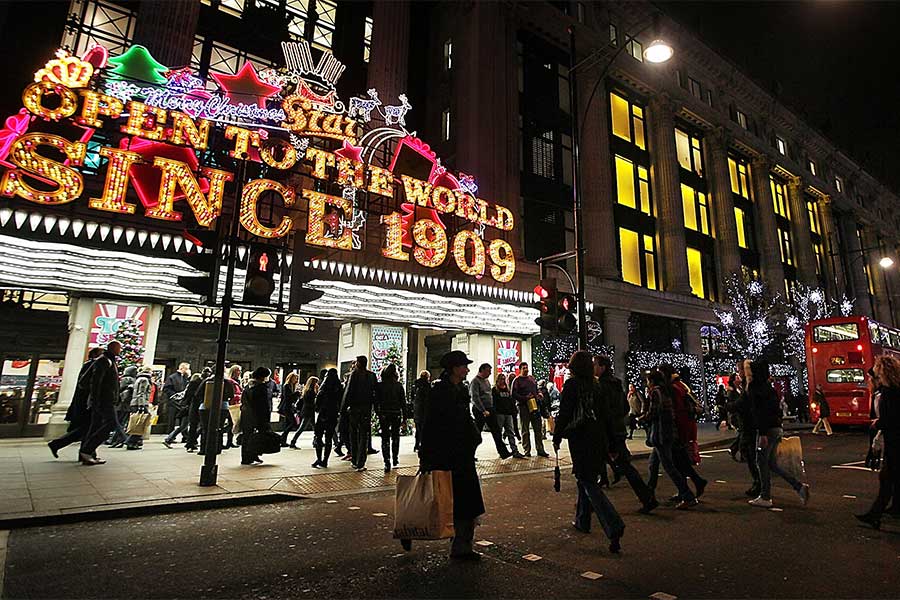 2009年12月、美しいイルミネーションが灯る「セルフリッジズ」【写真：Getty Images】