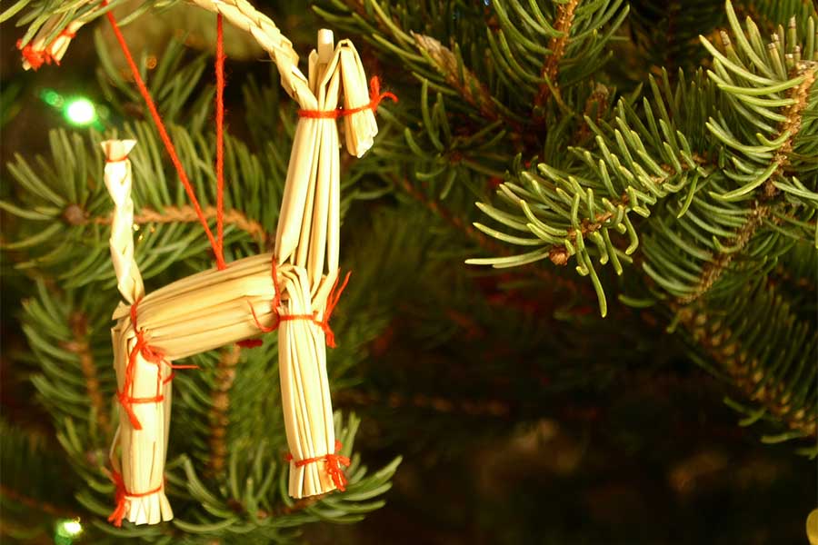 クリスマスツリーに飾られた「ユールボック」【写真：Getty Images】